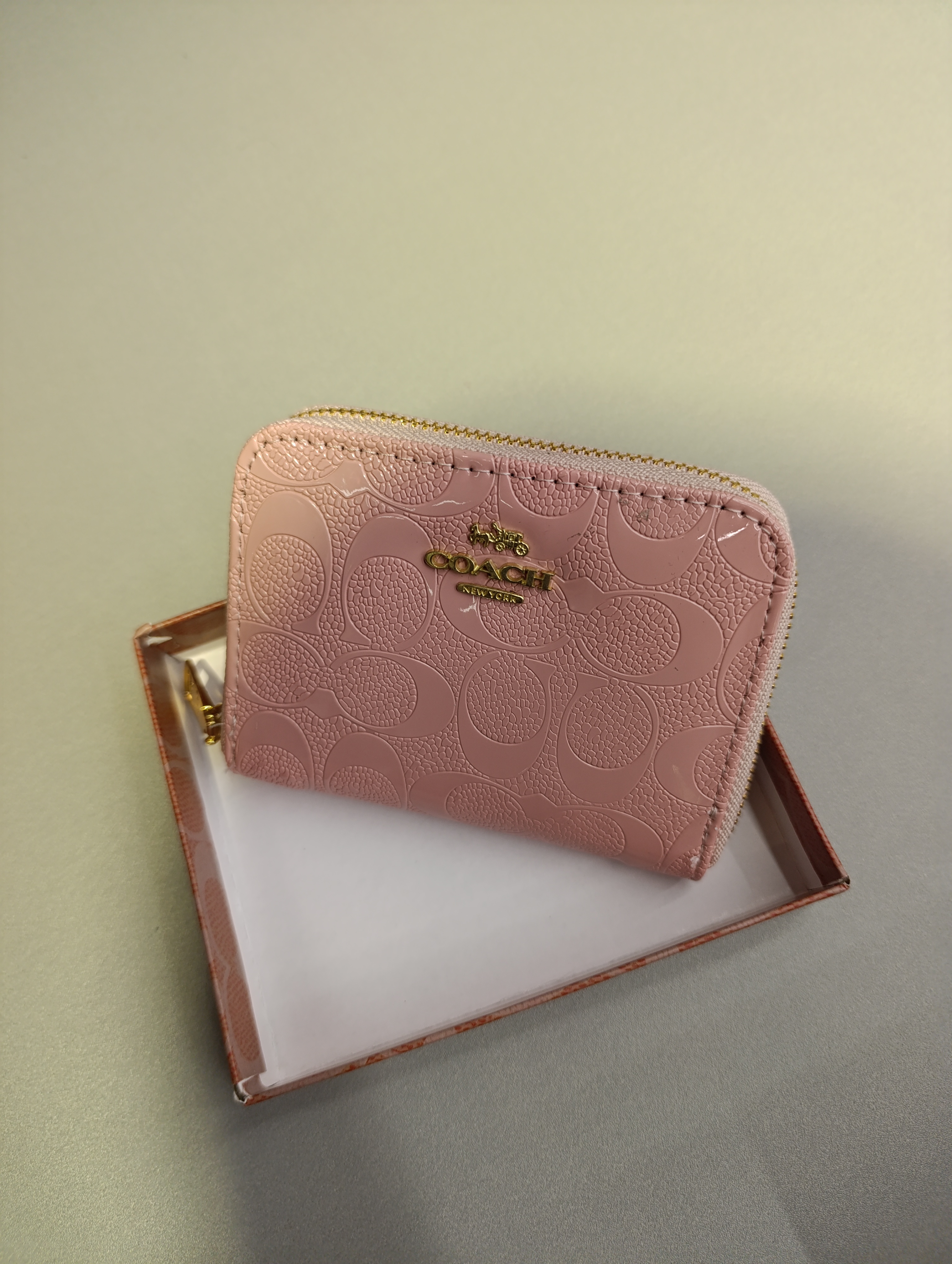 محصول برند COACH